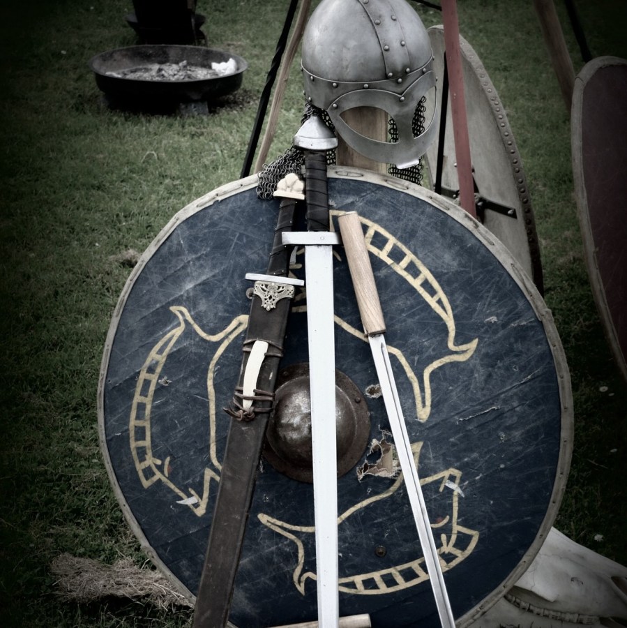 swords and shield by Bernhard Staerck on Pixabay