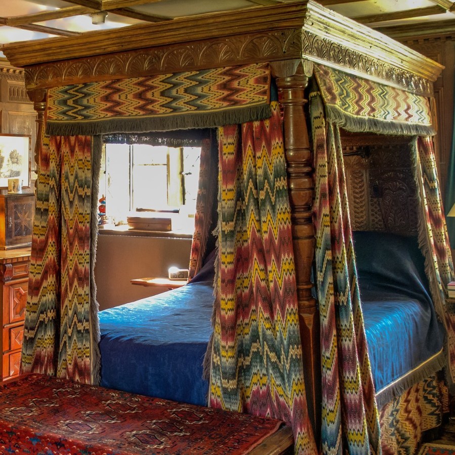 Four Poster Bed by anguskirk on flickr